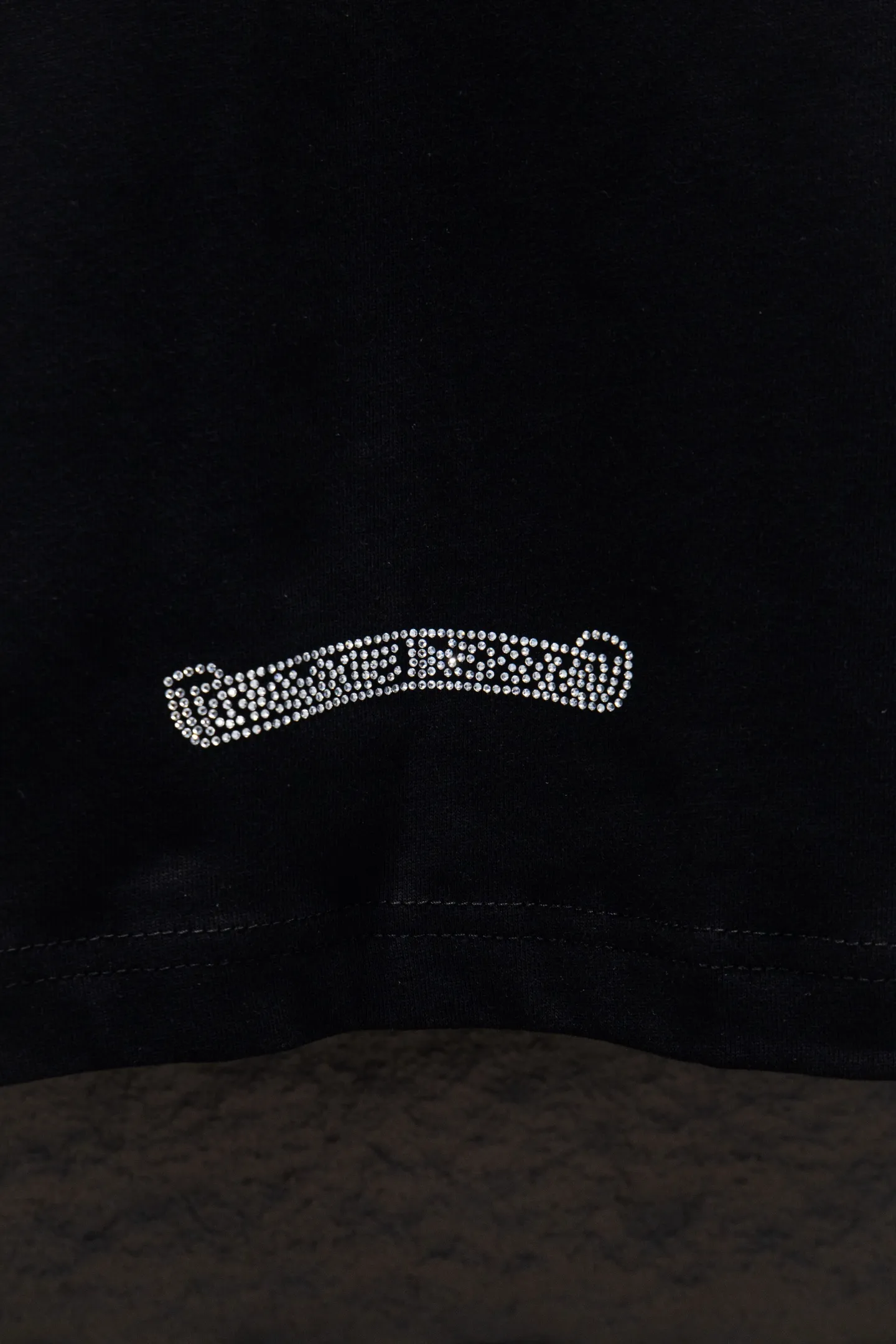 P230 🆕Chrome Hearts os version is really charming and Chrome Hearts is really a must-have. Each season's new version is made to the extreme. It is very practical and can be worn casually. Nice✔️ - ⚠️100% cotton. It is made of 21 double yarns, 300g weight fabric and imported knitted carded cotton. It has moderate thickness, drape and contour, and the upper body is comfortable! ! It is very tolerant to fat body types and can instantly lose five pounds after wearing it!  Specially ordered many Austrian hot diamonds, which have the bling bling effect of natural crystals under the light, with multi-faceted reflective points, and the production cost is extremely high. The laser molding includes a computer engraving machine and a laser machine, which are accurate in units of particles. Finally, it is hot and set at high temperature. After the hot ironing, the firmness needs to be tested repeatedly on the hot stamping. It can show colorful reflections under the light. The collar webbing extends to the shoulders for reinforcement, and the stitching at the joints. The hem and cuffs are all made with 0.2mm gauge double-thread turning. They are carefully produced at a high cost. The attitude of making goods with a magnifying glass restores the quality and effect of the product. The full set of customized accessories is only used to present every detail to customers. Film printing, 50,000 positioning, is very time-consuming. The body is treated with hot diamond elements, which greatly increases the interest of the clothing; unique visual effects. After special treatment, a unique effect is formed. An irregular hem is added to the version. This year's Kroxin is the main version. In the past two years, the oversize version has become the focus of the trend and has been a popular staple in the past two years. The change of designers has made this brand an instant hit. The progressive fashion of the times also needs the blood impact of fresh elements and trendy designs in order to continue its glory! It’s stylish both inside and outside, a must-have for high street travel! An absolute "eye-catching style" that can match couples 💏 Color: Black White Size: S M L XL